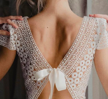 Retouche du dos nu sur la robe de mariée