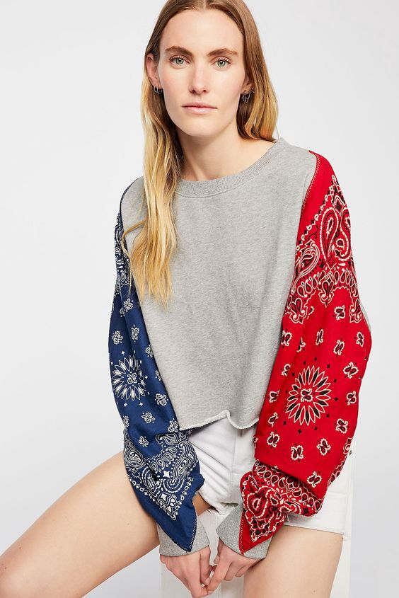 Pull upcyclé manches bandanas bleu et rouge