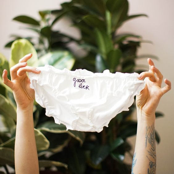 Broderie textile sur culotte faite par une couturière