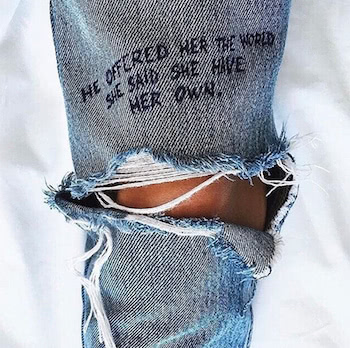 Phrase brodée sur un pantalon en jeans
