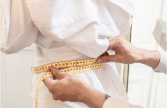 Retouche de vêtements par une couturière