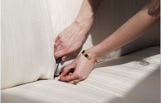 Retouche de vêtements par une couturière