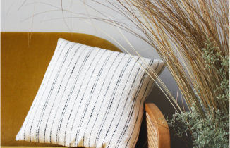 Une couturière fait une transformation de vêtement