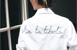 Une couturière brode du textile