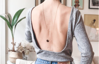 Une couturière fait une transformation de vêtement